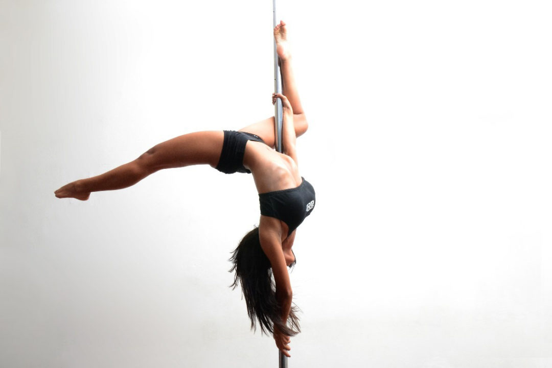 Pourquoi mes mains glissent sur la barre de Pole Dance 