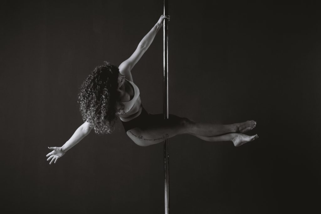 Pourquoi mes mains glissent sur la barre de Pole Dance 