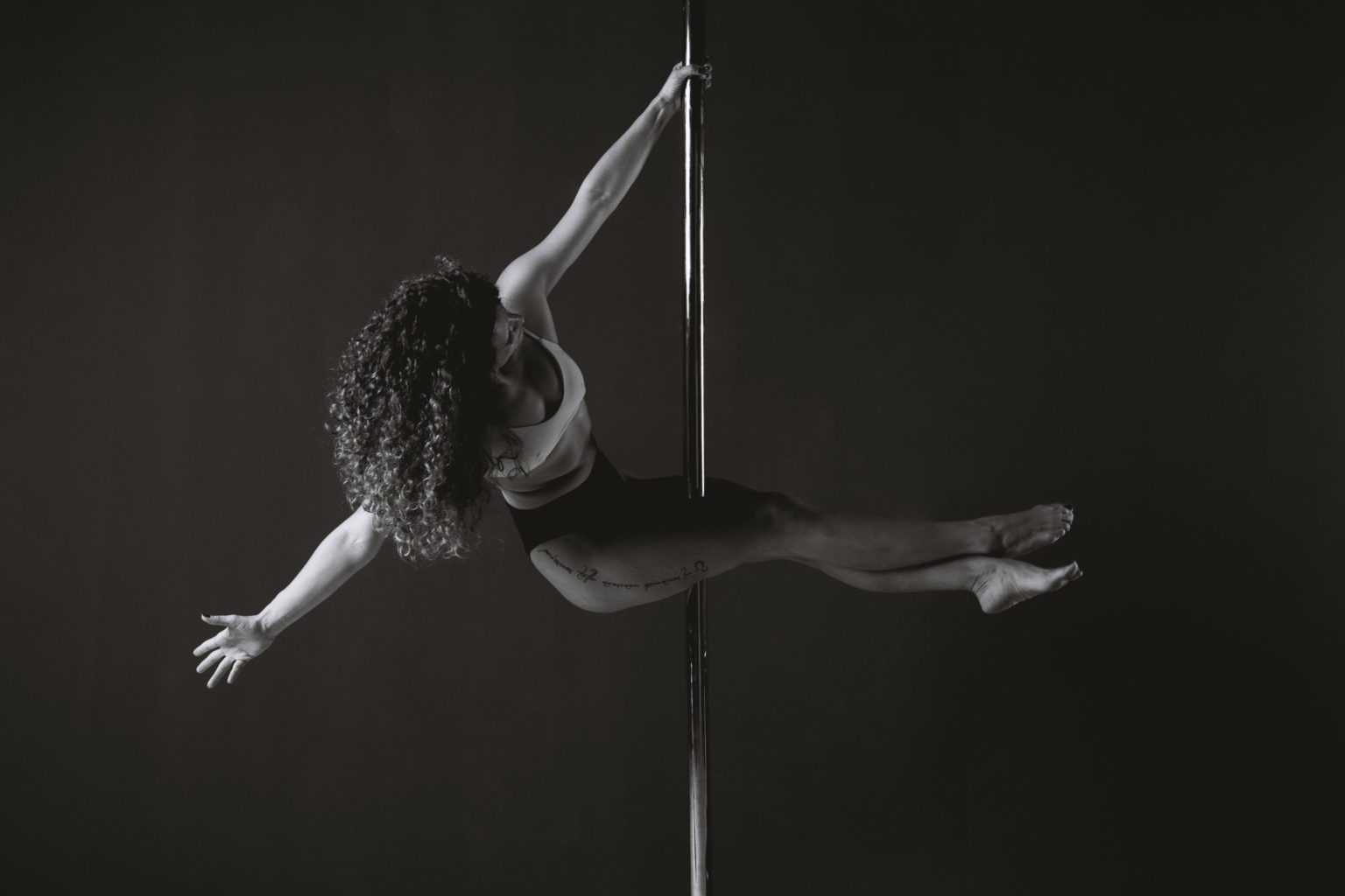 POURQUOI MES MAINS GLISSENT SUR LA BARRE DE POLE DANCE ? Poleness Studio de Pole dance situé