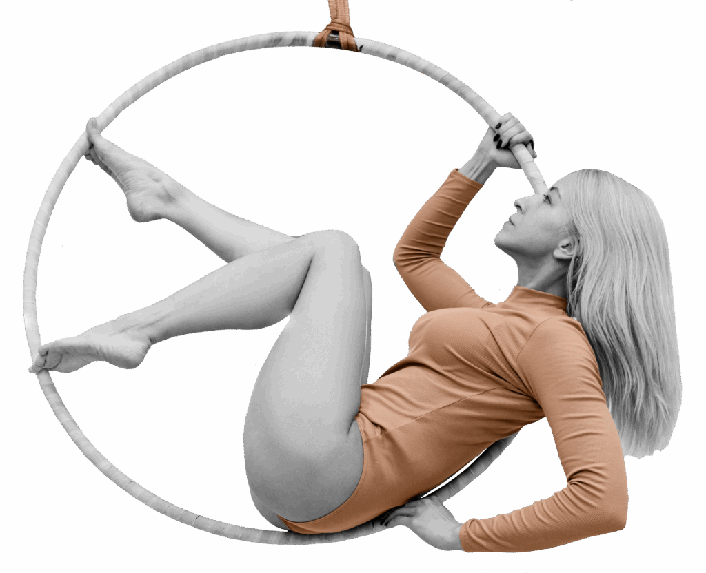 femme faisant du cerceau aérien